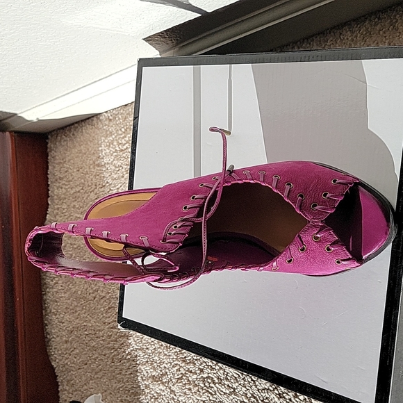 Heels - Picture 3 of 4